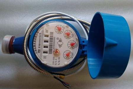 無線遠(yuǎn)傳水表是如何進(jìn)行數(shù)據(jù)采集傳輸?shù)模?/></p><p>　　當(dāng)水流入水表后，會沿著葉輪盒底部進(jìn)水孔進(jìn)入到計量機(jī)構(gòu)，水流會推動葉輪旋轉(zhuǎn)，然后由葉輪盒上部出水孔的位置流出，正常情況下，葉輪轉(zhuǎn)速和水的流量是成正比的，葉輪轉(zhuǎn)動的時候，就能夠通過齒輪傳遞給指示機(jī)構(gòu)，并記錄出流經(jīng)水表的水總量。記錄的用水量數(shù)據(jù)會通過無線網(wǎng)絡(luò)技術(shù)和后臺數(shù)據(jù)管理中心聯(lián)通，來實(shí)現(xiàn)遠(yuǎn)程抄表、網(wǎng)絡(luò)充值、遠(yuǎn)程控制和故障檢測。</p><p>　　<strong>水表的數(shù)據(jù)如何采集傳輸?</strong></p><p>　　水表是通過給計量基表安裝加傳發(fā)訊模塊，這樣就后臺就能夠接收無線抄表主機(jī)發(fā)出的抄表指令，由無線通訊模塊能夠?qū)⑺砩厦娴挠盟?/p><p>　　數(shù)據(jù)上傳到服務(wù)器，以便供水公司進(jìn)行抄表和計算水費(fèi)。</p><p>　　無線遠(yuǎn)程水表的安裝是非常簡單容易的，其中，一根總線可以連接同一幢樓內(nèi)全部住戶的水表，可以大大節(jié)省施工費(fèi)用。其中數(shù)據(jù)采集器不參與底層數(shù)據(jù)的采集，僅僅作為通訊功能使用，計量不受外界影響。</p><p style=